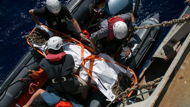 طاقم قارب تابع لمنظمة "سي ووتش" أثناء عملية إنقاذ المهاجرين الذين تعرضوا لاعتداء
