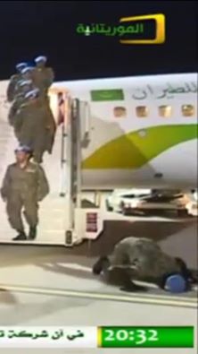 جندي موريتاني يسجد بالمطارلحظة صعوده من سلم الطائرة 