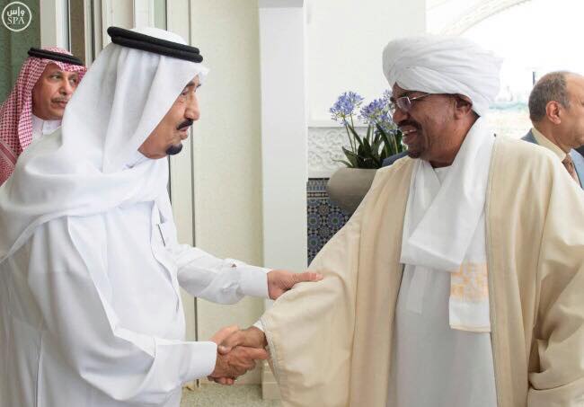ملك السعودية يستقبل أحد الرؤساء المشاركين في قمة نواكشوط