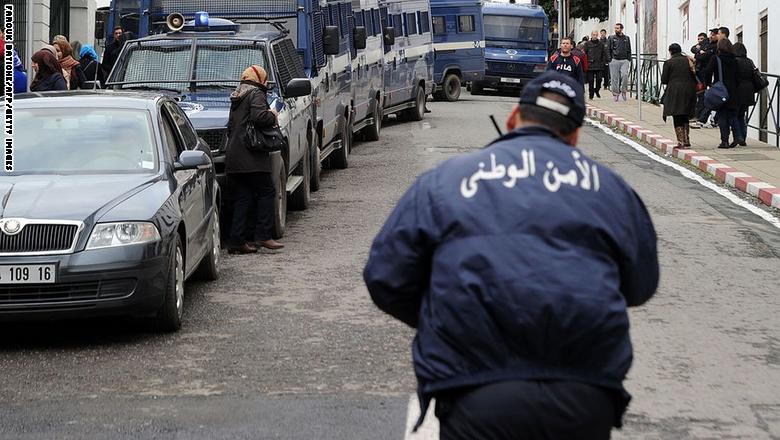 الجزائر تعتقل شابا متهما باختطاف الفتيات وابتزازهن بمقاطع جنسية