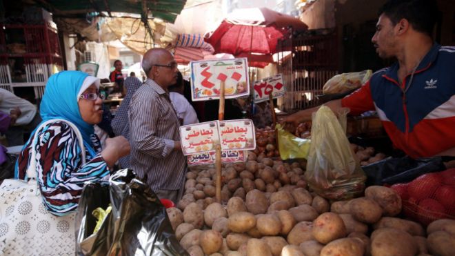 يشكو المصريون في الآونة الأخيرة من ارتفاع حاد في أسعار المستلزمات الضرورية يرجعه الاقتصاديون إلى ارتفاع سعر الدولار.