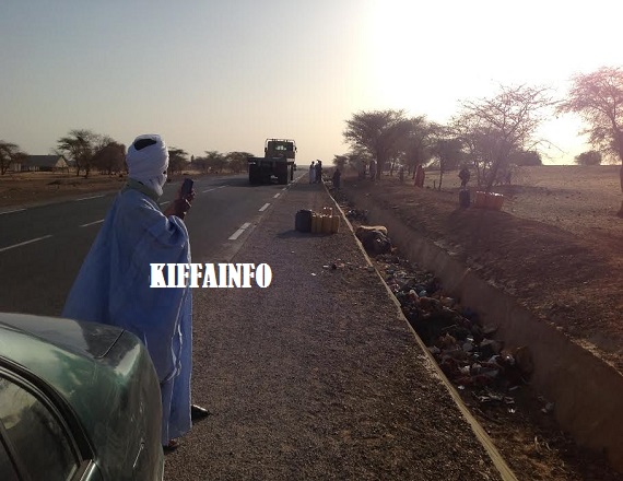 صورة من إرشيف AKI لمواطنن بجانب طريق الأمل يطلبون الماء للشاحنات – دار النجاة- كيفه