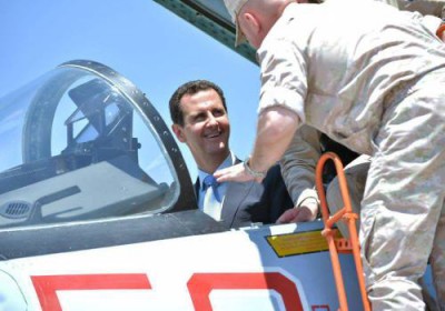 الأسد رفقة قرينته يزوران يزور قاعدة حميميم ويصعد على متن “سو 35″ (فيديو)