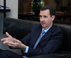 فيديو.. بشار الأسد يهتزّ ويعجز عن تثبيت نفسه!