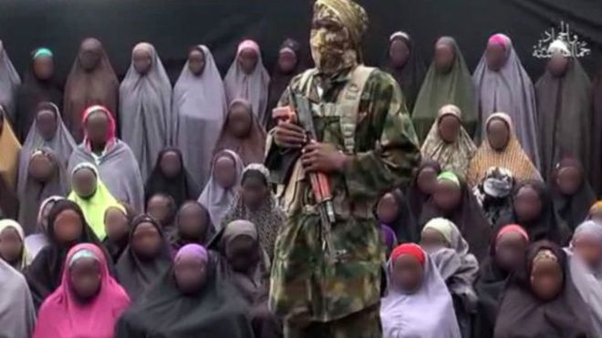 ظهرت 50 فتاة بالحجاب، خلف أحد مسلحي بوكو حرام