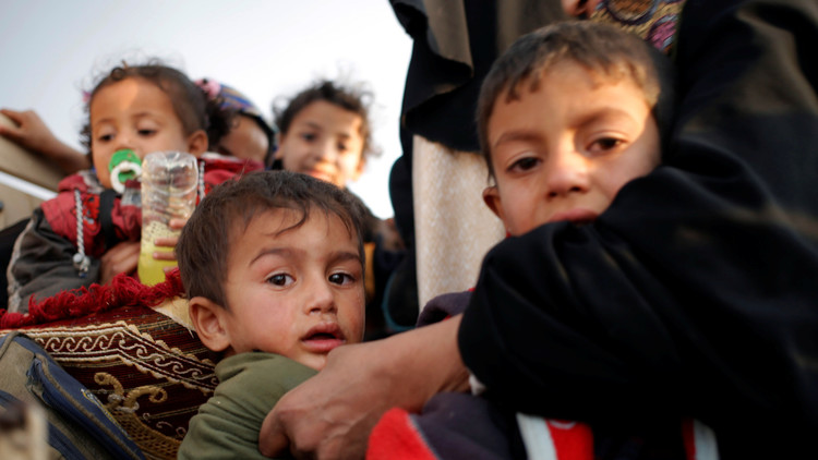 أطفال فارون مع عوائلهم من جحيم داعش