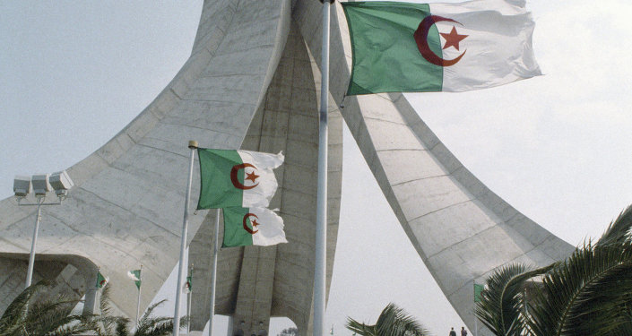 سياسي جزائري يحذر من مؤامرة لنشر الفوضي و الخراب فى الجزائر