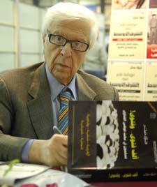 فؤاد مطر محام عربي ذو شهرة واسعة في الكتابة والمرافعات