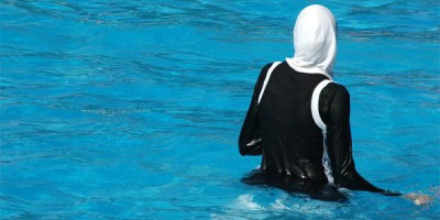 محكمة فرنسية تستدعي 3 نساء لانتهاكهن قرار حظر السباحة