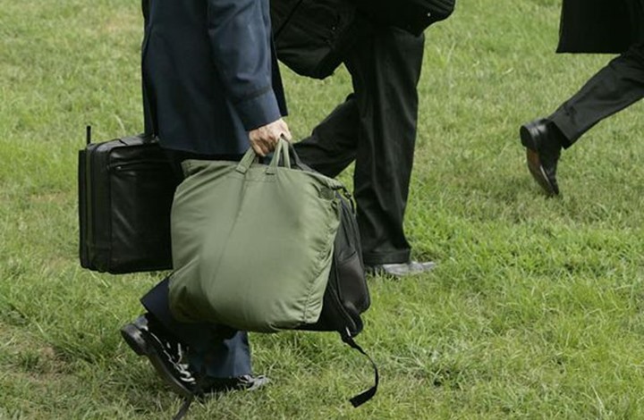ماذا بداخل الحقيبة التي ترافق رئيس أمريكا أينما ذهب؟