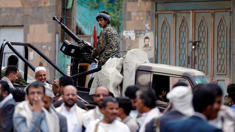 مقاتل حوثي يستقل عربة عسكرية