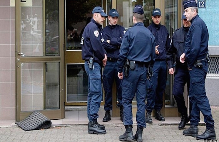 إخلاء فندق جنوبي فرنسا بعد تحصّن رجل مسلح بسكين داخل إحدى الغرف