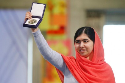أصغر حائزة على جائزة نوبل تحتفل بعيد ميلادها في مخيم للاجئين بكينيا