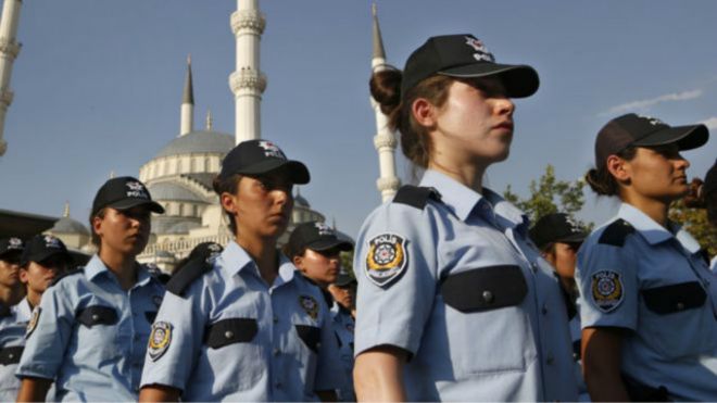 لا يزال الحجاب محظورا في الجيش والقضاء في تركيا.