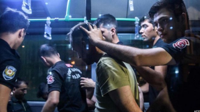 مداهمة قواعد عسكرية في تركيا بحثا عن مؤيدي محاولة الانقلاب
