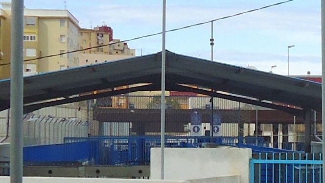 إسبانيا تغلق معبر سبتة المحتلة بطلب من المغرب