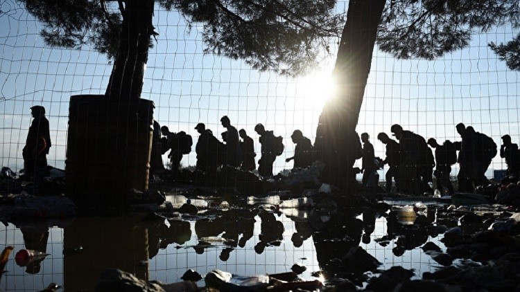 لاجئون في طريقهم من اليونان إلى مقدونيا