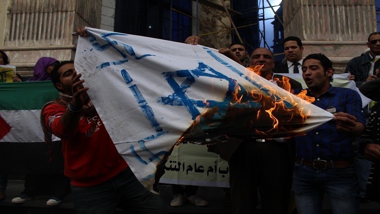 مصريون يحرقون العلم الإسرائيلي