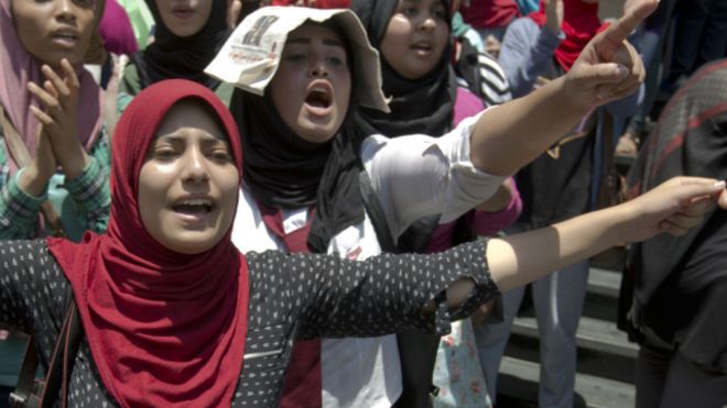 من بين السجناء صحفيون ومحتجون تظاهروا مخالفة للقانون