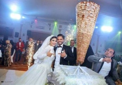 عروسان مصريان يستبدلان “تورتة” الزفاف بسيخ شاورما!!