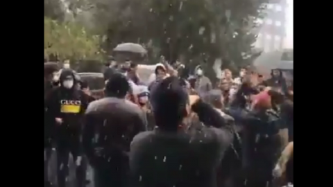 متظاهرون إيرانيون يرددون شعارات مناهضة للمرشد الأعلى للثورة الإيرانية، علي خامنئي، في طهران