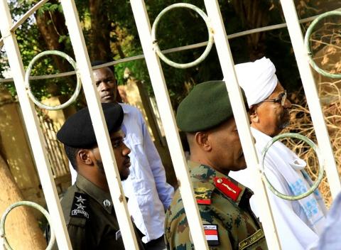 أول ظهور للرئيس السوداني المعزول منذ الإطاحة بحكمه