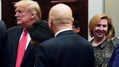 ميرا ريكارديل، مساعدة مستشار الأمن القومي الأمريكي، بجانب الرئيس دونالد ترامب في إحدى الفعاليات بالبيت الأبيض (صورة أرشيفية)