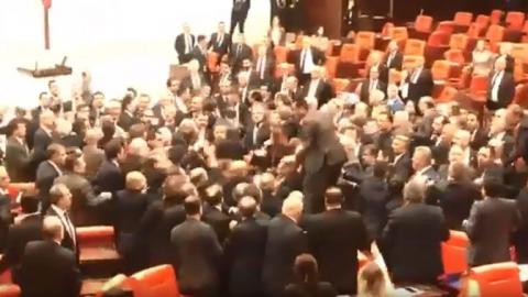 عراك جماعي بالأيدي في البرلمان التركي محوره إدلب