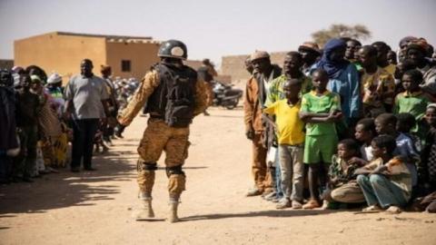 جنود في جيش بوركينا فاسو يستقبلون نازحين في دوري (شمال) يوم 3 فبراير
