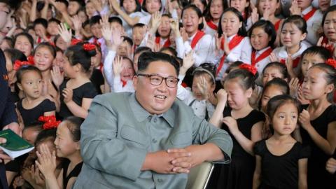 زعيم كوريا الشمالية، كيم جونغ أون، يزور مركزا رياضيا مخصصا لأطفال المدارس