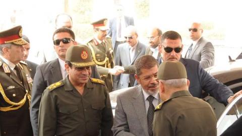 الرئيس المعزول مع الرئيس المصري عبد الفتاح السيسي عندما كان وزيرا للدفاع