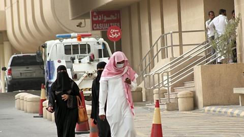 مواطن يرتدي قناعا واقيا من كورونا في السعودية