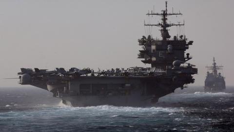 حاملة الطائرات الأمريكية USS Enterprise تعبر مضيق باب المندب