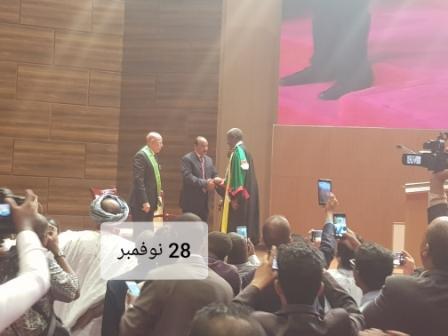 رئيس المجلس الدستوري يصافح الرئسين بعد توشيح ولد الغزواني