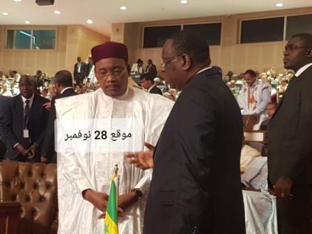 الرئيس النيجري والسنغالي في نقاش جانبي
