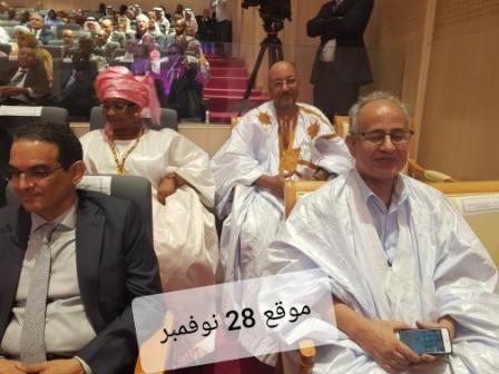 الدكتور مولاي ولد محمد لغظ ومحافظ البنك المركزي ويظهر خلفهما الوزير الأول السابق شيخ العافية