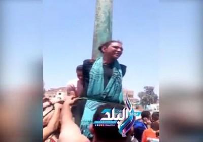 مصريون يعلقون سيدة على عمود إنارة -فيديو