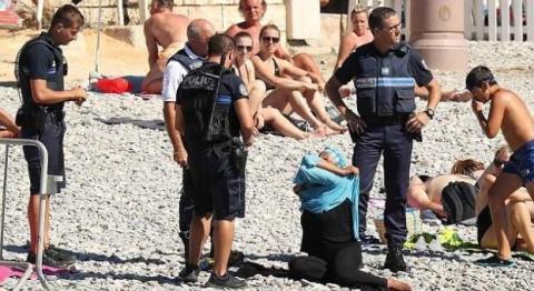 إجبار امرأة مسلمة على خلع "البوركيني" بفرنسا