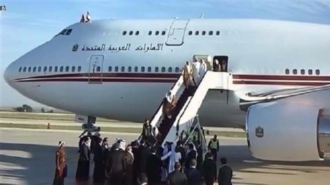 محمد بن راشد يصل العاصمة الأردنية عمان مع الوفد المرافق له لحضور القمة العربية (تويتر)