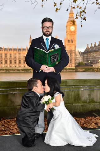 بالصور.. أقصر زوجين بالعالم يصلان لندن احتفالا بـ”يوم جينيس″