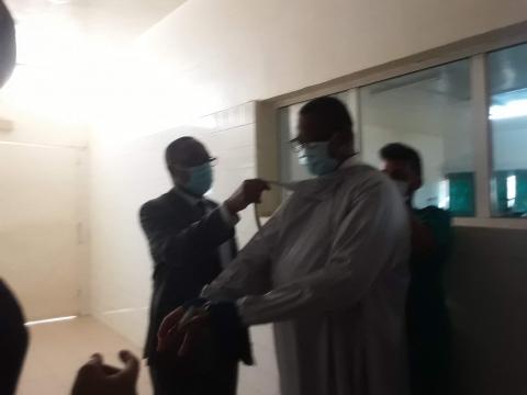 رئيس الجمهورية يوفد وزيرا لمعايدة صحفي بالمستشفى الوطني (صور)