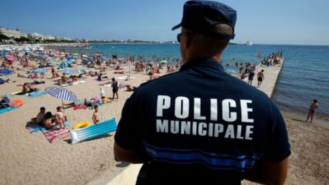 رئيس بلدية مدينة كان حظر ارتداء لباس السباحة الذي يطلق عليه (البوركيني) عقب الهجمات التي شهدتها فرنسا مؤخرا ومنها الهجوم الذي وقع في مدينة نيس المجاورة