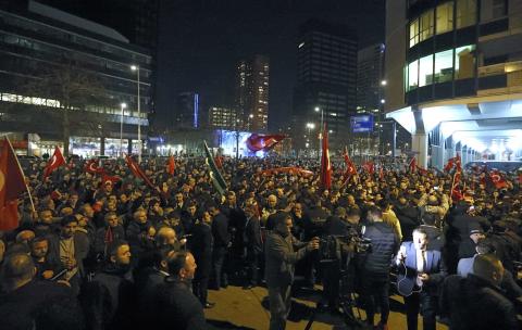 تظاهرة أمام القنصلية التركية في روتردام الهولندية بعد احتجاز وزير الاسرة التركية من قبل السلطات المحلية