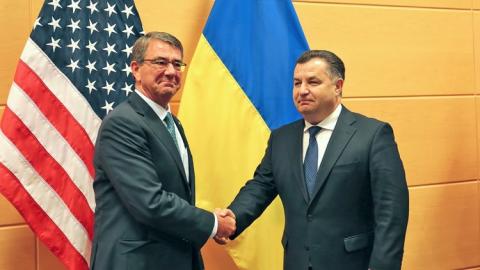 وزيرا الدفاع، الأمريكي آشتون كارتر والأوكراني ستيبان بولتوراك - صورة من الأرشيف