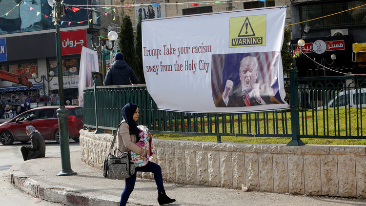 لافتة في مدينة نابلس تندد بنقل السفارة الأمريكية إلى القدس
