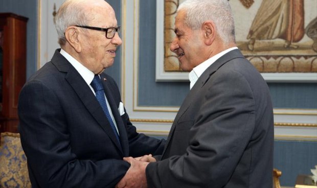 الرئيس التونسي الباجي القائد السبسي يصافح الأمين العام للاتحاد العام التونسي للشغل، حسين العباسي (يمين). (أرشيفية:الإنترنت) 