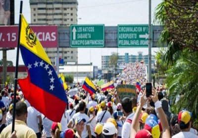 الفنزويليون يطالبون بإجراء استفتاء على عزل الرئيس نيكولاس مادورو