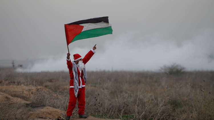 شاب فلسطيني يرتدي ثياب بابا نويل في غزة