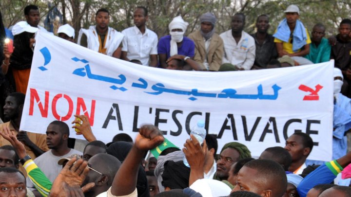 في أول حكم من نوعه.. السجن لـ 3 أشخاص أدينوا بـ"الشتم بالعبودية"
