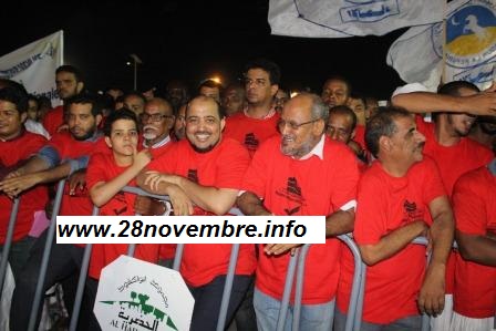  المدير العام محي الدين يتوسط عمال الشركة في ساحة الملعب
